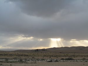 קרני השמש בוקעות מבעד לשמיכת העננים המכסה את המכתש הגדול | צילום: אילה טייכמן